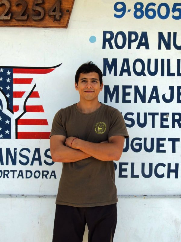 Joaquín Jorquera, vendedor de Importadora Kansas, en el local de Talca